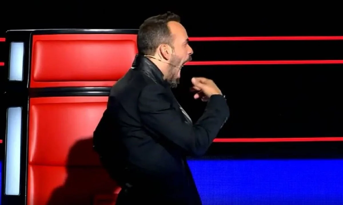 The Voice: Ο Πάνος Μουζουράκης το έριξε στο... ξεμάτιασμα! (vid)