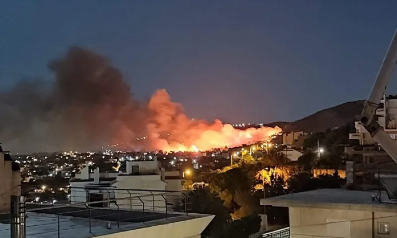 Φωτιά στη Νέα Μάκρη: Έκκληση για άμεση εκκένωση σπιτιών! (vid)