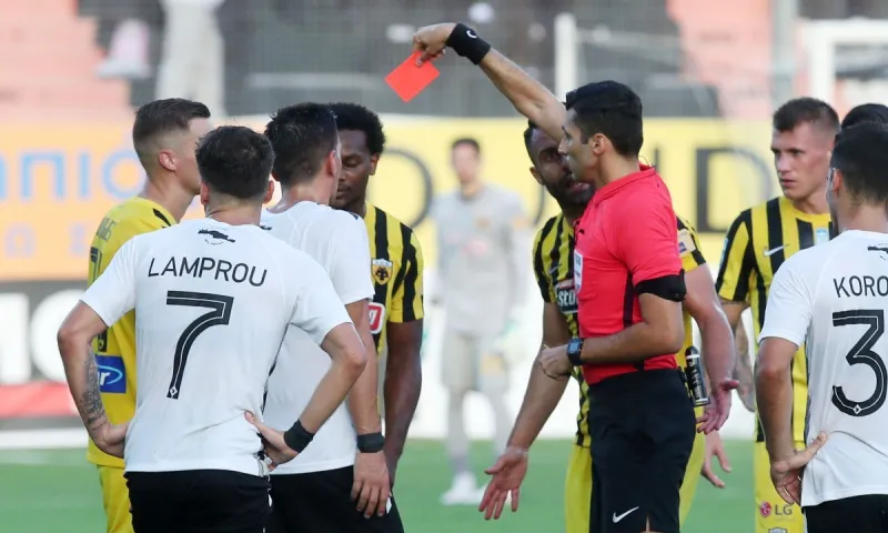 OΦΗ - ΑΕΚ: Η απόφαση που πήρε ο Φωτιάς και διαφώνησε ο παρατηρητής!