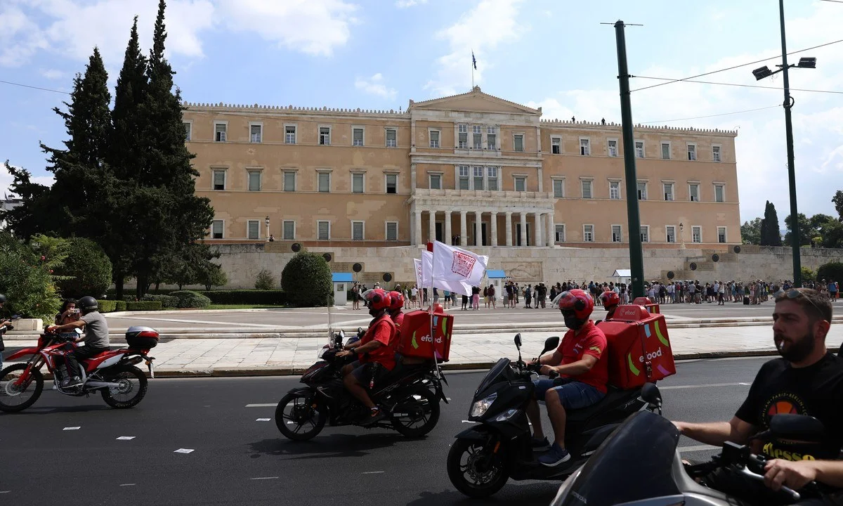 efood: Σε εξέλιξη μεγάλη μοτο-πορεία από τους διανομείς - Τα αιτήματά τους