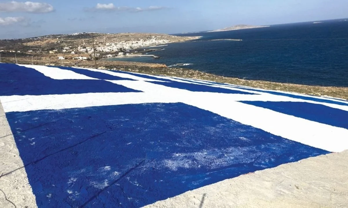 Γιγαντιαία γαλανόλευκη σημαία ζωγραφίστηκε στη Κάσο - Ηχηρό «μήνυμα» προς τους Τούρκους!