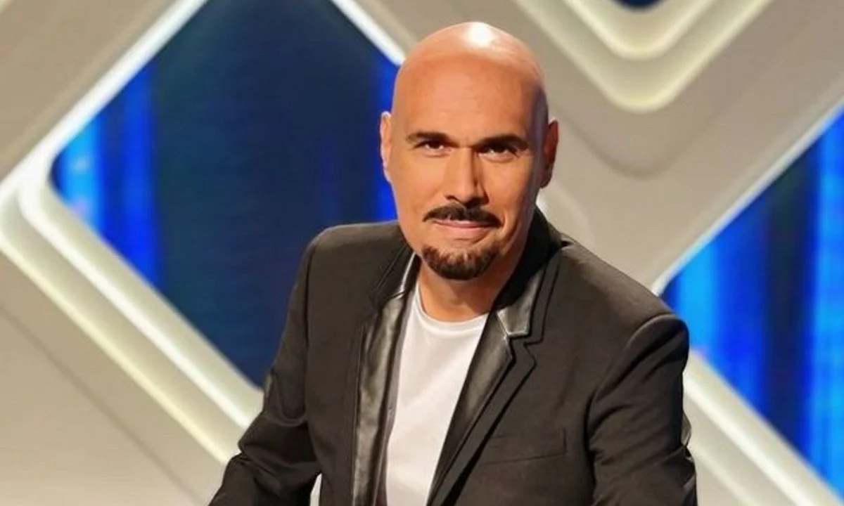 GNTM 4: Ο Δημήτρης Σκουλός έγινε κούκλα σε βιτρίνα! Απίθανη φωτογραφία!