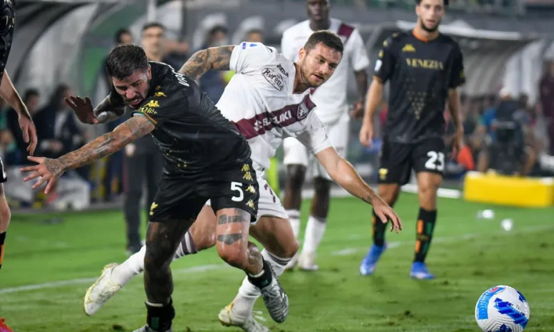 Βενέτσια - Τορίνο 1-1: Απομακρύνεται νωρίς από τα... ζόρια