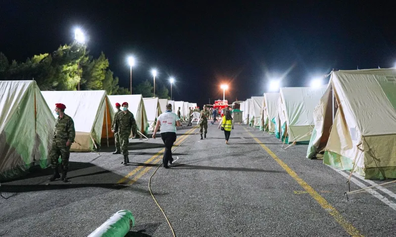 Σεισμός - Κρήτη: Σε σκηνές και στα αυτοκίνητα κοιμήθηκαν χιλιάδες κόσμου στο Ηράκλειο (pics)