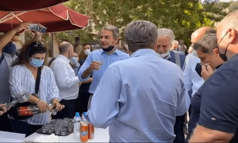 «Ρεσιτάλ» αναλγησίας από τον Κυριάκο Μητσοτάκη: Χαμογελαστός «επιθεώρησε» τα συντρίμμια της Κρήτης, πίνοντας ρακή και μασώντας γραβιέρα! (vid)
