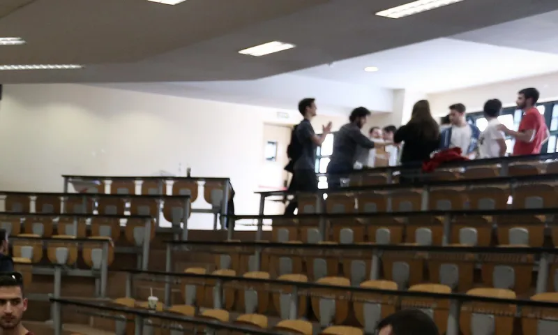 Πανεπιστήμια: Εκβιάζουν τους φοιτητές να εμβολιαστούν για να παρακολουθήσουν μάθημα