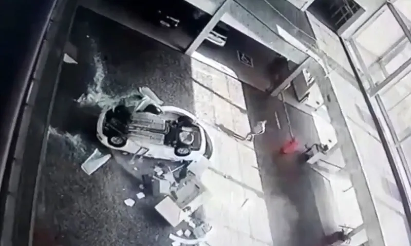 Video σοκ: Αυτοκίνητο πλάκωσε 19χρονη σε έκθεση αυτοκινήτων