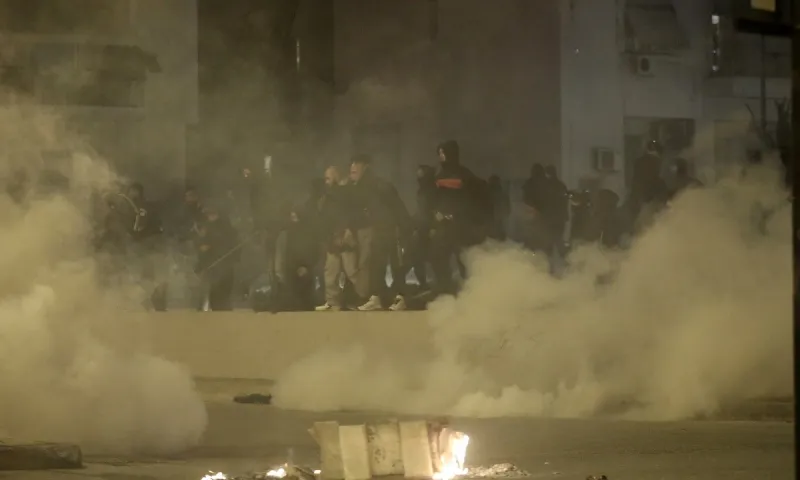 Επεισόδια στη Νέα Σμύρνη: Ελεύθερος ο νεαρός που είχε συλληφθεί για ξυλοδαρμό αστυνομικού...μετά από 7 μήνες