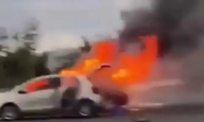 Ολυμπιακός - Παναθηναϊκός: Επεισόδια και καμένα αμάξια στη Μαλακάσα - Ένας τραυματίας