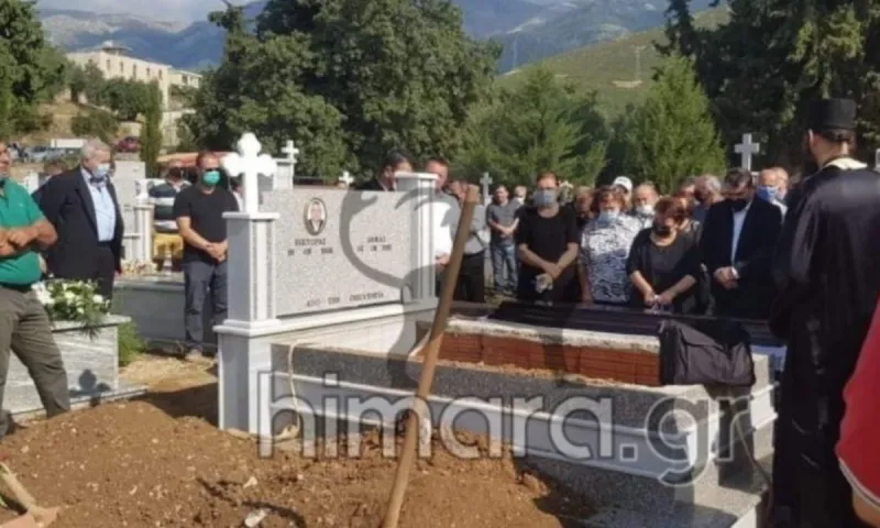 Πύρρος Δήμας: Εμφανώς συγκινημένος στην κηδεία της μητέρας του