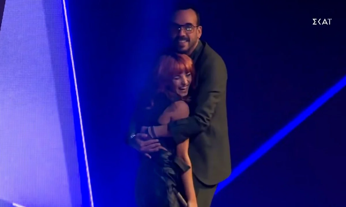 The Voice: Απίστευτος Πάνος Μουζουράκης - Την «έκλεψε» πάνω από τη σκηνή!