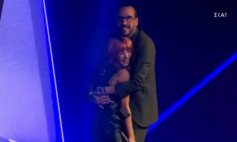 The Voice: Απίστευτος Πάνος Μουζουράκης - Την «έκλεψε» πάνω από τη σκηνή!