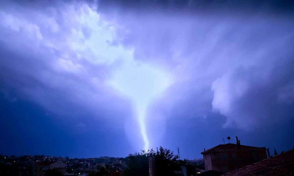 Κακοκαιρία Αθηνά: Μετά τις φωτιές θέμα χρόνου να πνιγεί η Εύβοια!