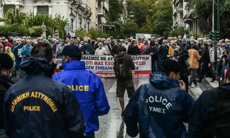 Συνταξιούχοι: Δυναμικό παρόν στο κέντρο της Αθήνας - «Δεν ανεχόμαστε τα ψίχουλα που μας πετά η κυβέρνηση» (vid)