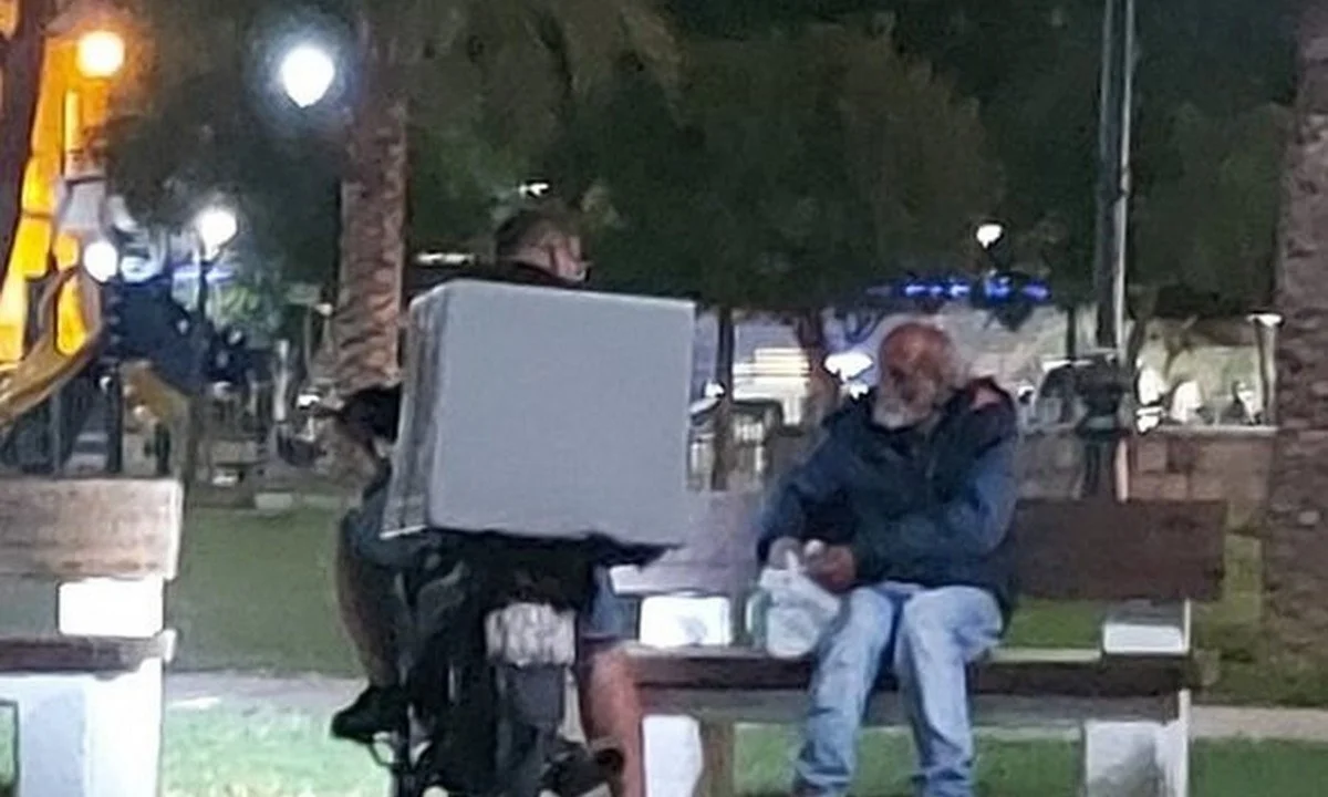 Στην Πάτρα η ενέργεια ενός ντελιβερά, κατά την διάρκεια της νύχτας συγκλόνισε την τοπική κοινωνία όταν έγινε γνωστή.