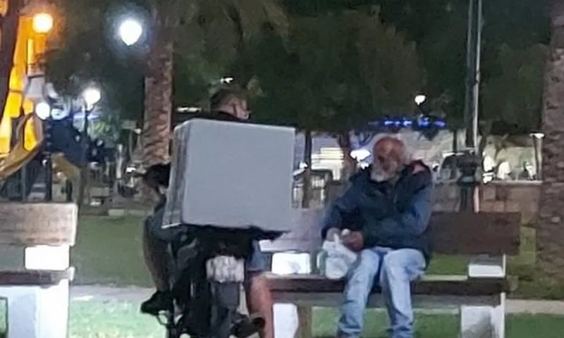 Πάτρα: Υπάρχουν ακόμα άνθρωποι-Η στιγμή με τον ντελιβερά που συγκλόνισε την πόλη!