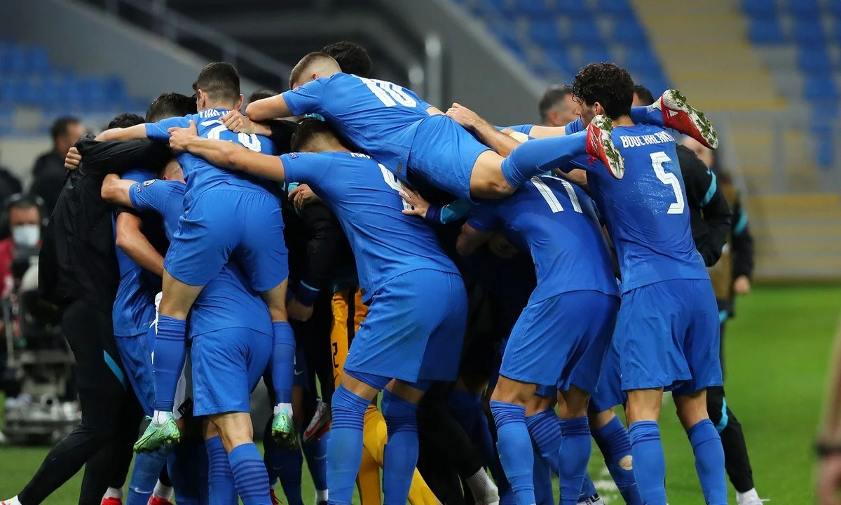 Η Ελλάδα πανηγυρίζει τη μεγάλη νίκη με 2-0 μέσα στη Γεωργία!