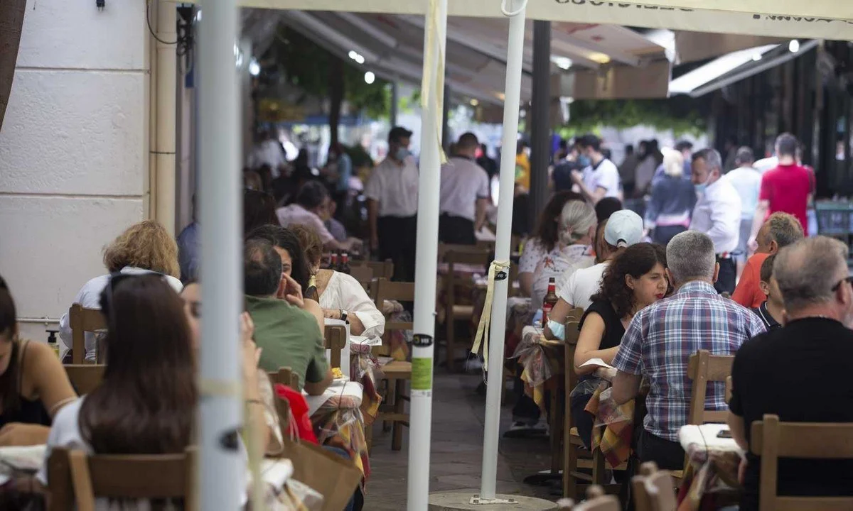 O κορονοϊός στην Ελλάδα παραμένει σε υψηλά επίπεδα, παρόλα αυτά, τα νέα μέτρα που αφορούν κυρίως όσους έχουν κάνει το εμβόλιο άρχισαν να εφαρμόζονται.