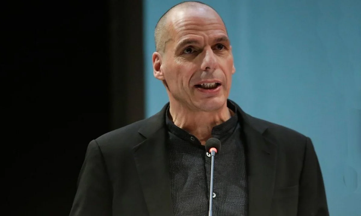O Γιάννης Βαρουφάκης έπεσε θύμα κλοπής, καθώς άγνωστοι του πήραν το σκάφος του στο λιμάνι της Αίγινας.