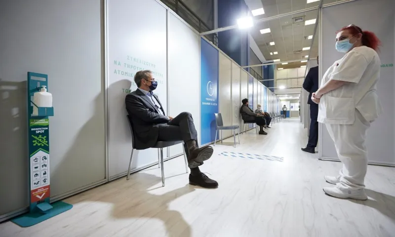 Κυριάκος Μητσοτάκης: Δεύτερη δόση με πόζες τον Ιανουάριο – Τρίτη δόση... «φάντασμα» τώρα. Έτσι θα πειστούν οι πολίτες να εμβολιαστούν;