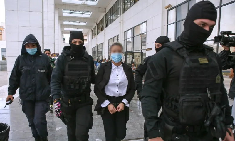Επίθεση με βιτριόλι: Ένταση στο δικαστήριο με την Ιωάννα και την κατηγορούμενη - Ανέκφραστη και ψυχρή η Έφη Κακαράντζουλα