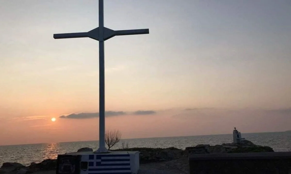 Έλαβαν κλητεύσεις οι εθελοντές που έστησαν σταυρό 2 μέτρων σε περιοχή της Λέσβου, στη θέση εκείνου που είχαν καταστρέψει «άγνωστοι» βάνδαλοι.