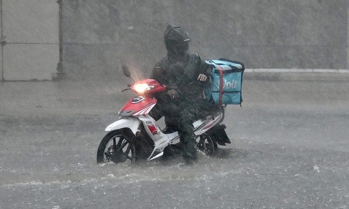 Απαράδεκτο να αναγκάζονται υπάλληλοι delivery να δουλεύουν σε τέτοιες συνθήκες. Αναστολή δραστηριότητας των υπαλλήλων ανακοίνωσε η Wolt μετά το σάλο που προκλήθηκε με φωτογραφία στο twitter.