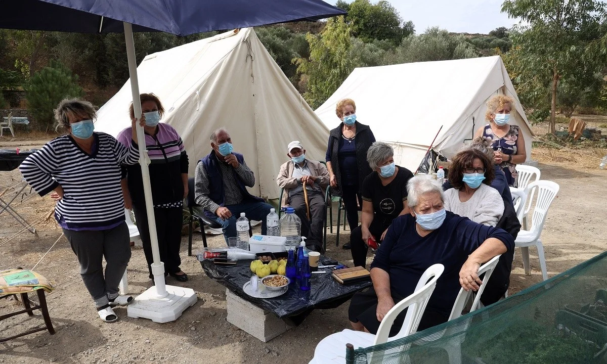 Έστειλαν αποκριάτικες στολές, νυφικά και άπλυτα εσώρουχα στους σεισμοπαθείς στη Κρήτη!