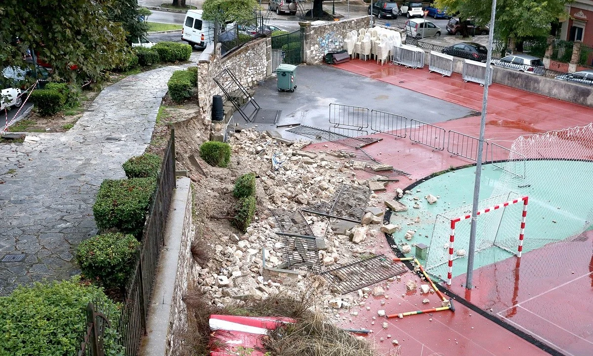 Η κακοκαιρία Μπάλλος σάρωσε την Κέρκυρα, αφήνοντας πίσω του αποκλεισμένα χωριά, ζημιές σε οδικό δίκτυο, σπίτια και καταστήματα.