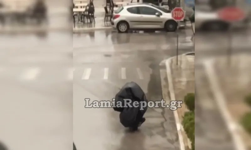Κακοκαιρία Μπάλλος: Ο Μπάτμαν βγήκε στους δρόμους της Στυλίδας