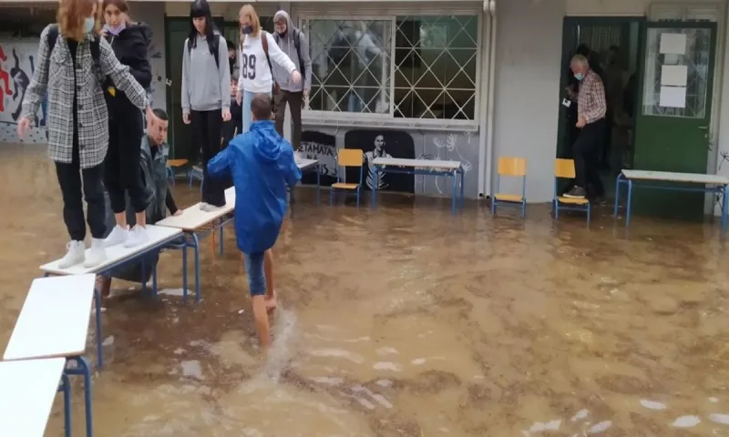 Απίστευτη κυνικότητα από τον εκπρόσωπο Τύπου της ΝΔ: «Οι μαθητές στη Ν. Φιλαδέλφεια θα έβρεχαν μόνο τα... πόδια τους»
