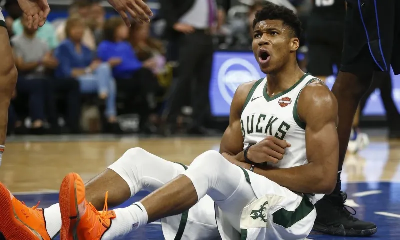 NBA: Τρομερός Γιάννης Αντετοκούνμπο στην ήττα των Μπακς από τους Μάβερικς (vid)