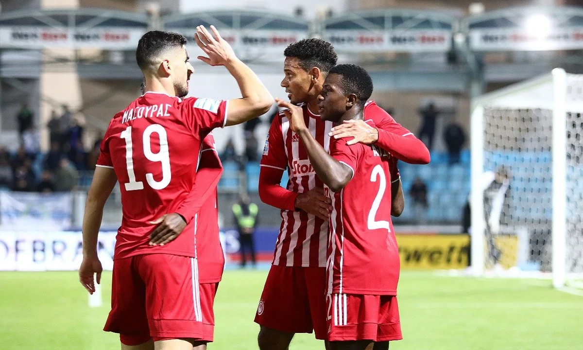 Ο Ολυμπιακός πανηγυρίζει τη νίκη του με 2-1 μέσα στα Γιάννενα