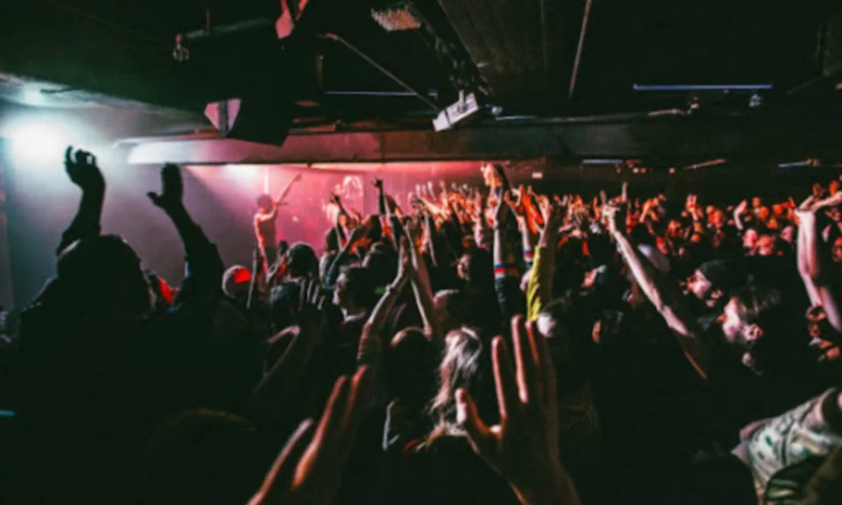 Τσιμπάνε με βελόνα γυναίκες σε clubs, τις υπνωτίζουν και τις βιάζουν - Νέα μάστιγα στη Βρετανία