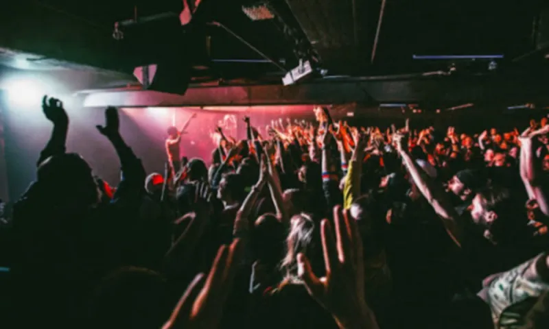 Τσιμπάνε με βελόνα γυναίκες σε clubs, τις υπνωτίζουν και τις βιάζουν - Νέα μάστιγα στη Βρετανία