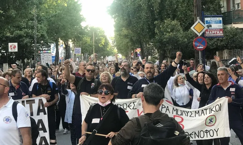 Υγειονομικοί: Μεγάλη συγκέντρωση στη Λάρισα κατά του υποχρεωτικού εμβολιασμού (vid)