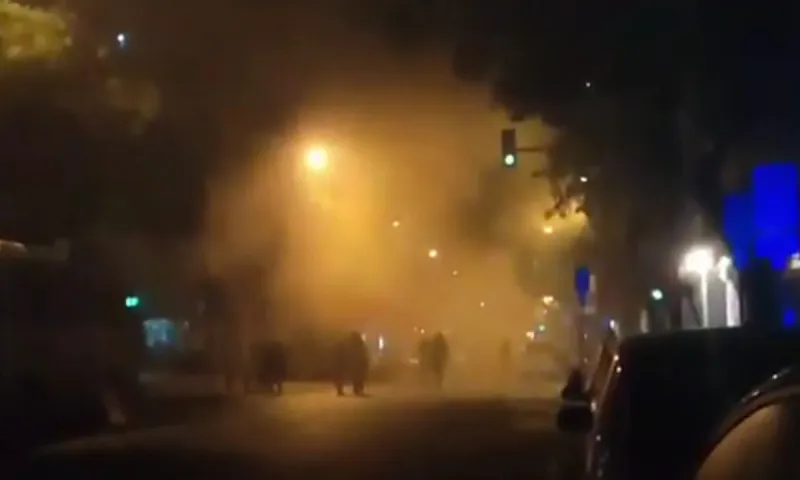 Θεσσαλονίκη: Μολότοφ και χημικά έξω από το τουρκικό Προξενείο (vid)