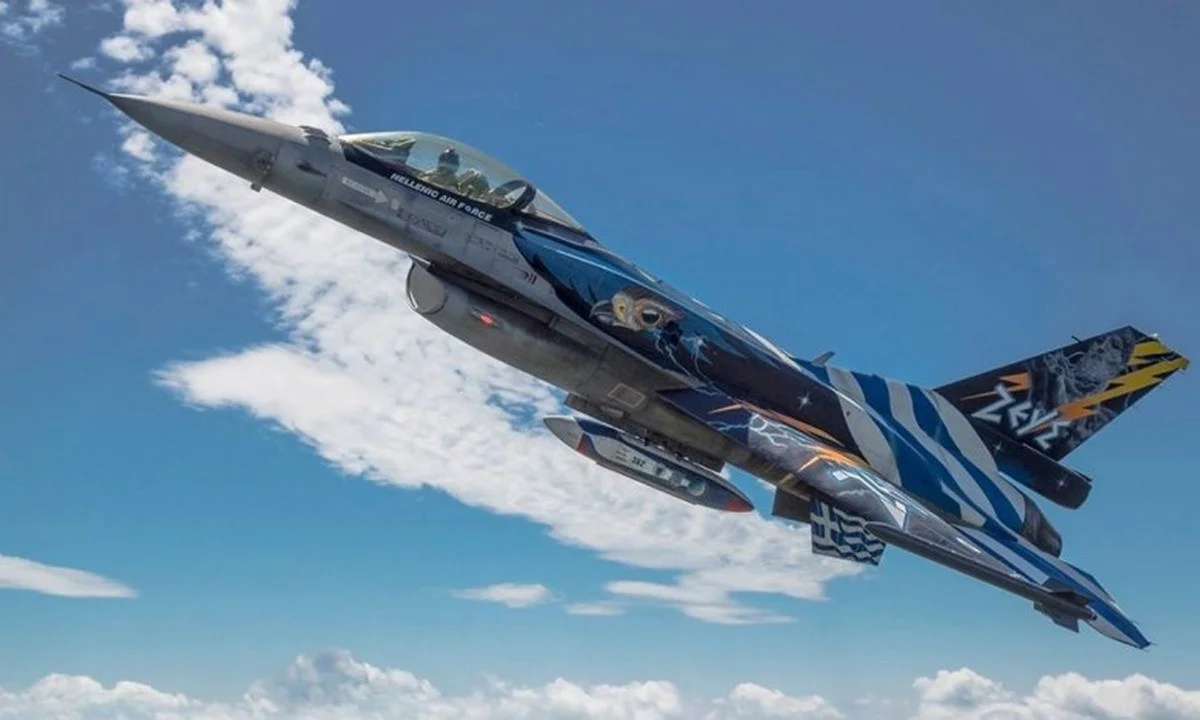 Αεροσκάφη F-16 ΖΕΥΣ της πολεμικής αεροπορίας έκαναν επιδείξεις στην Θεσσαλονίκη στα πλαίσια του εορτασμού του Αγίου Δημητρίου.