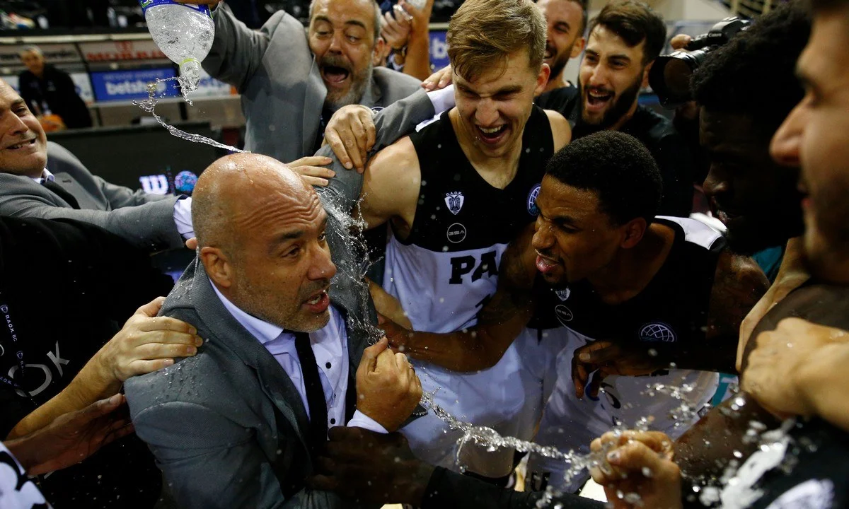 O ΠΑΟΚ κέρδισε την Γαλατασαράι με 81-74, με όλους μεταξύ άλλων και τον Ντι Λέο να είναι ενθουσιασμένος με την ατμόσφαιρα.