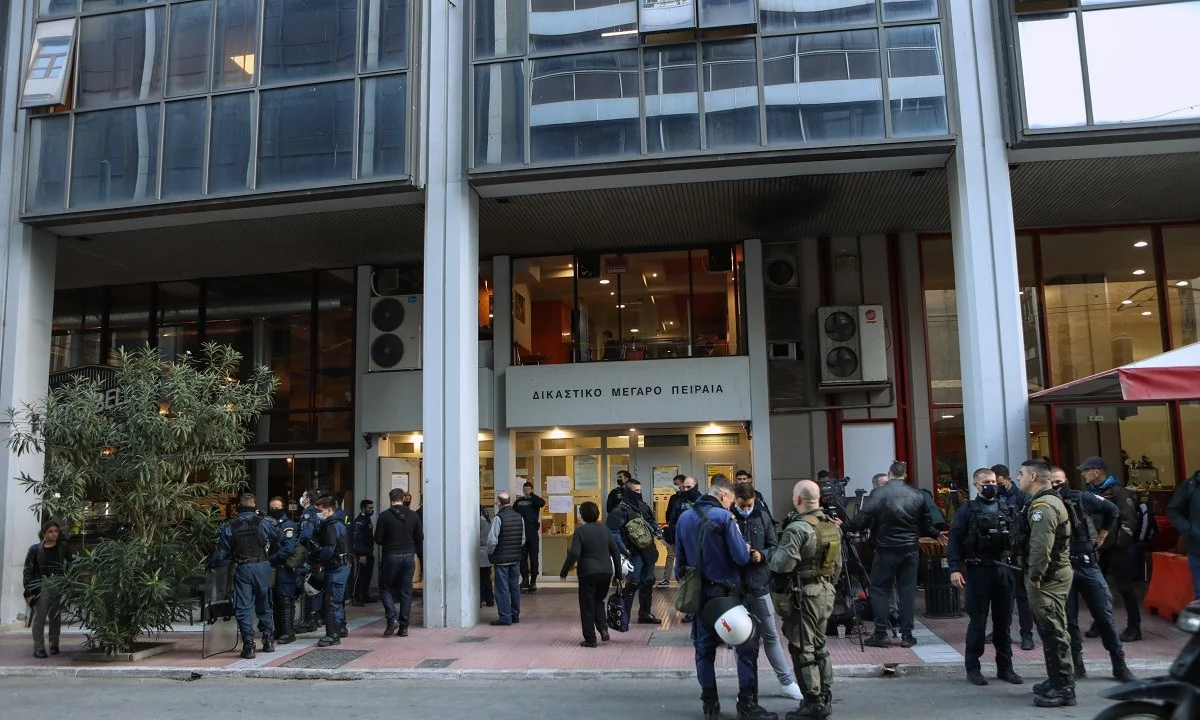 Πέραμα: Υπό χειροκροτήματα έφτασαν στα δικαστήρια οι επτά αστυνομικοί.