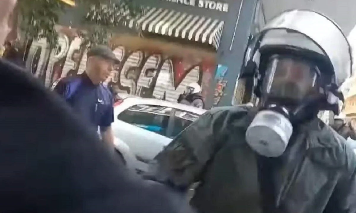 Τον γύρο του διαδικτύου κάνουν τα πλάνα που έρχονται με άνδρες των ΜΑΤ από τα επεισόδια στα Εξάρχεια.