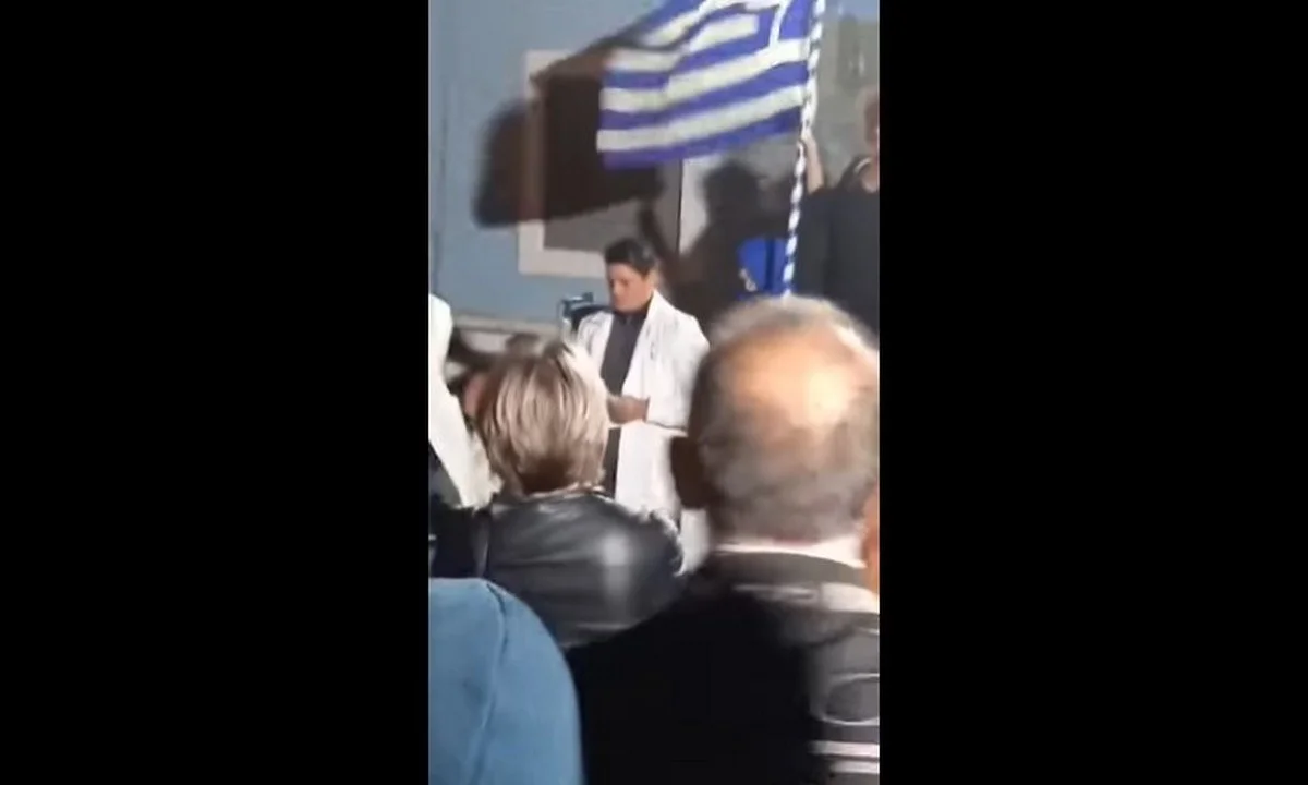 Ο Ευρυβιάδης Μπαϊράμης είναι νευροχειρούργος ο οποίος έχει βγει σε αναστολή επειδή δεν έχει κάνει το εμβόλιο και καταγγέλλει την κυβέρνηση.