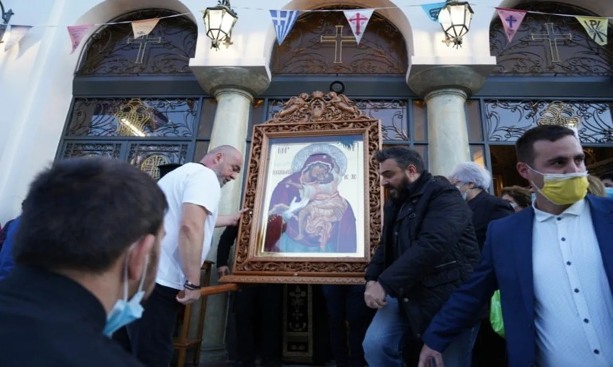 Πλήθος από πιστούς που παρευρέθηκαν στη λιτανεία του Αγίου Δημητρίου στον Βύρωνα, έγιναν μάρτυρες του συγκλονιστικού θαύματος της Παναγίας της Παρηγορήτριας που δακρυρροεί ακατάπαυστα εδώ και έναν χρόνο!