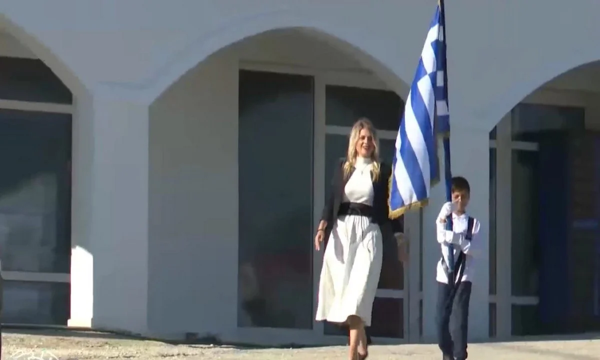 Συγκίνησε όλους τους Έλληνες ο μικρός Τάσος που παρήλασε μόνος του στο Μαθράκι