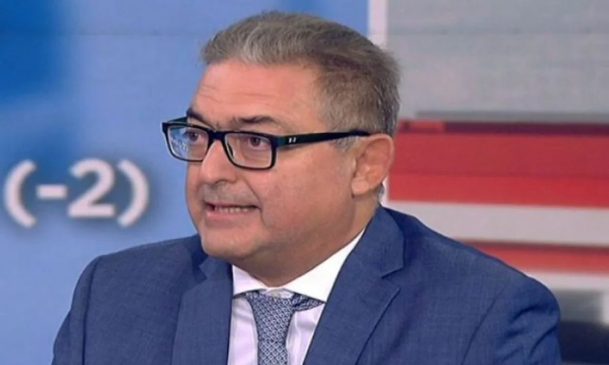 Ο Θεόδωρος Βασιλακόπουλος ακόμα και στην επέτειο της 28ης Οκτωβρίου, βρήκε την ώρα και τη στιγμή να τα βάλει με τους... εστιάτορες επειδή - όπως λέει - δεν κάνουν ελέγχους στα μαγαζιά τους!