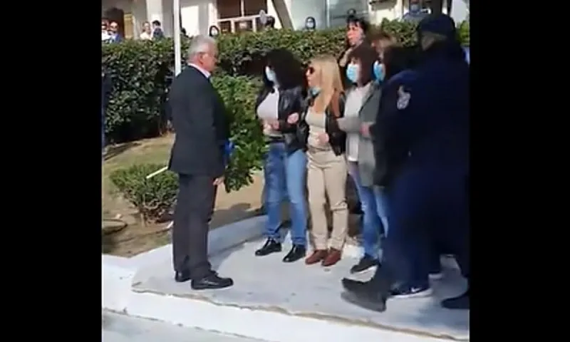 28η Οκτωβρίου: Γυναίκες στο Πέραμα έκαναν αλυσίδα και απέτρεψαν Χρυσαυγίτη να καταθέσει στεφάνι
