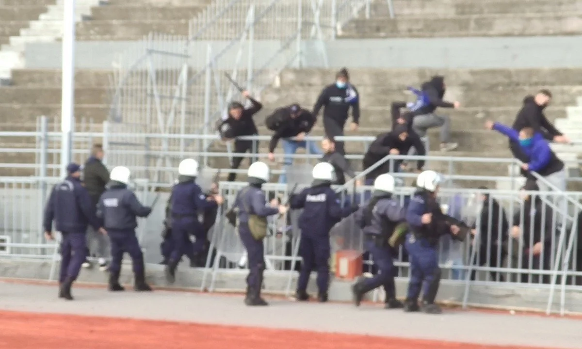 Στιγμή από τα επεισόδια πριν από το ματς Τρίκαλα - Νίκη Βόλου για το Κύπελλο Ελλάδας