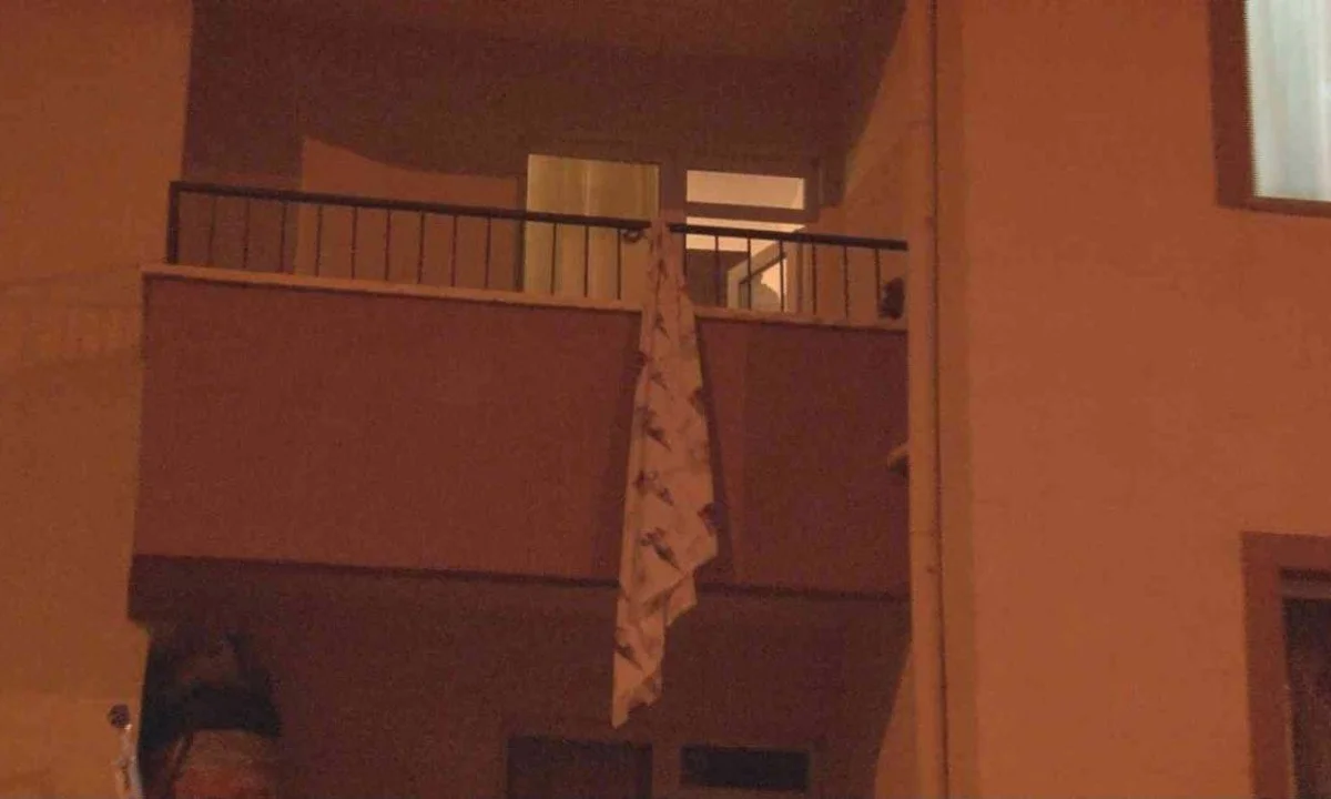 Απίστευτο σκηνικό στην Τουρκία με γυναίκα να προσπαθεί να ξεφύγει από τον βίαιο σύζυγό της κατεβαίνοντας με σεντόνι από τον τρίτο όροφο!
