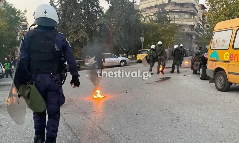 ΠΑΟΚ - Απόλλων Σμύρνης: Μολότοφ και δακρυγόνα έξω από την Τούμπα (vids)