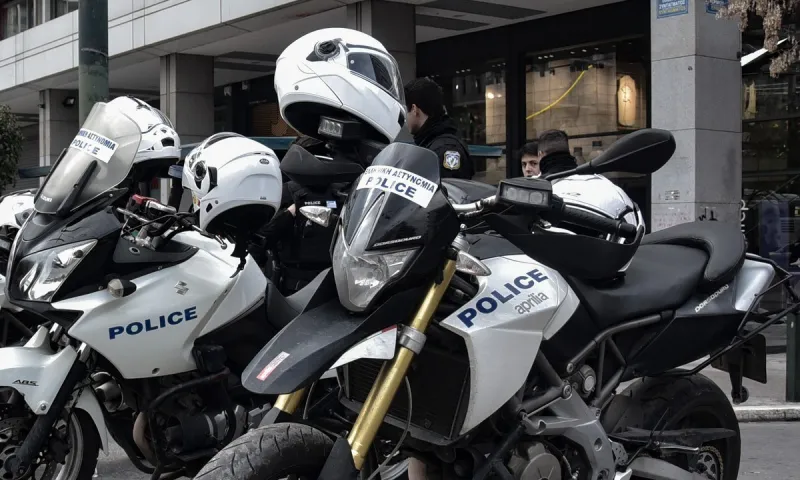 Μενίδι: Πέταξαν πέτρες σε αστυνομικούς